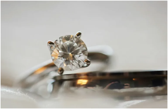 Variations between moissanite and diamond